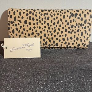 )NWT). Universal Thread Tan and Black Wallet with Leopard Print